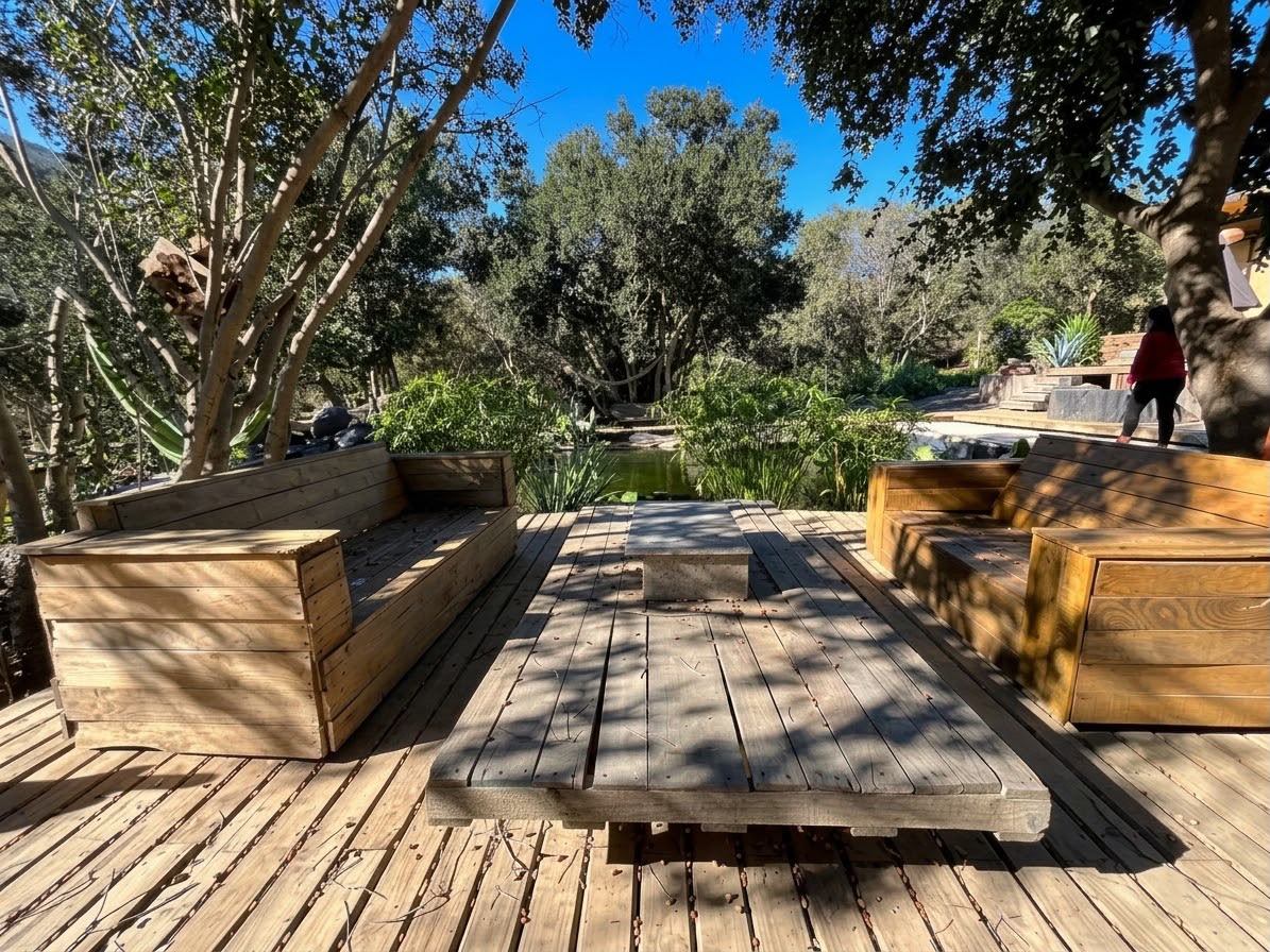 Terraza de madera junto a la biopiscina